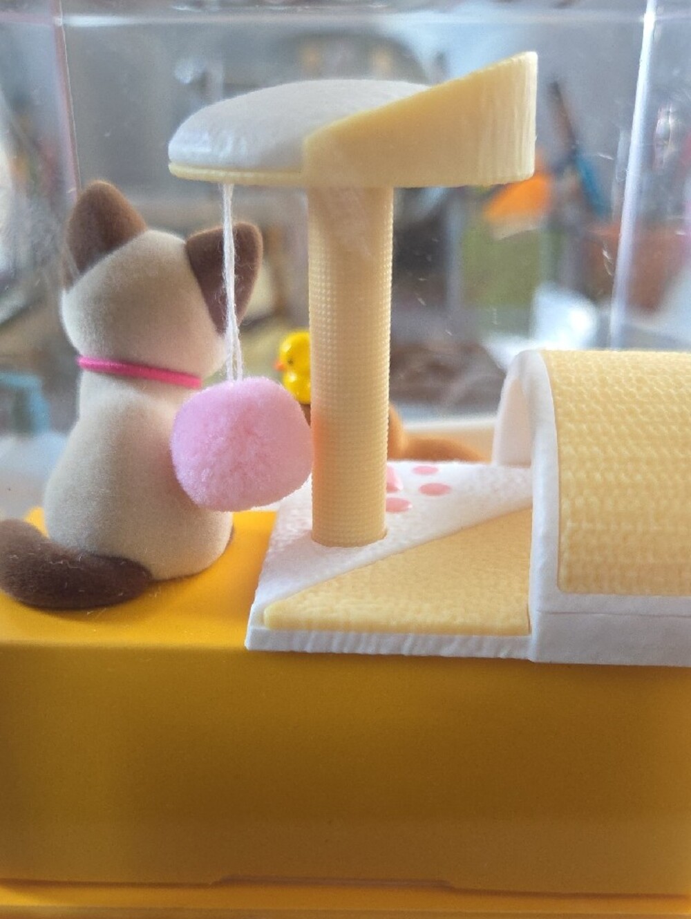 ZURU Mini Brands  My Mini Pets Series 1  Capybara & Siamese Cat Display Case - Picture 4 of 7